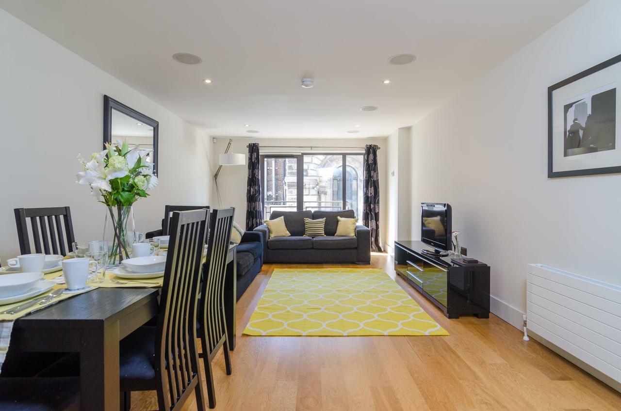 Custom House Square: Cathedral Quarter Apartment Belfast