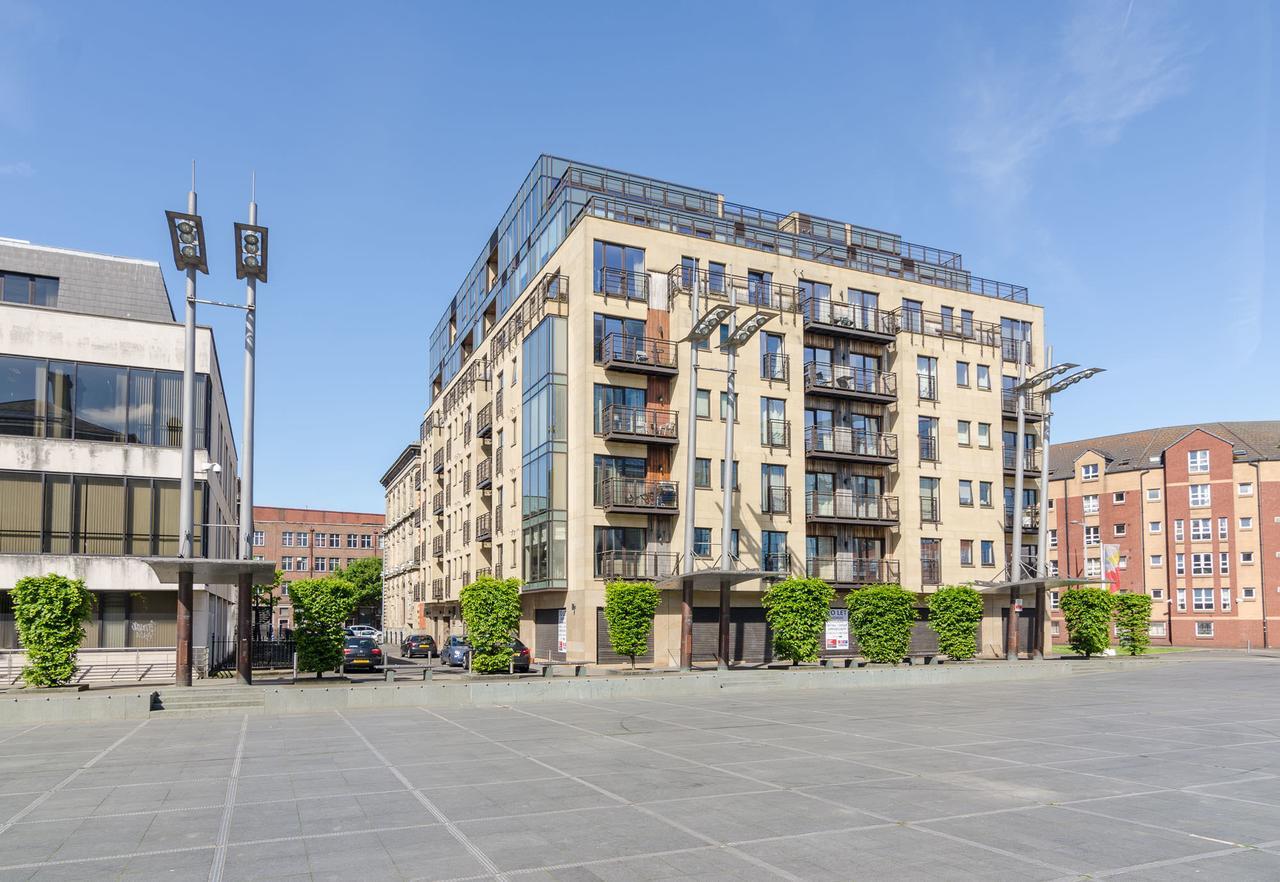 Custom House Square: Cathedral Quarter *