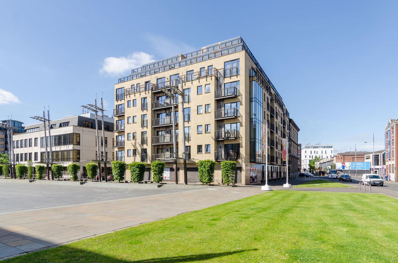 Custom House Square: Cathedral Quarter * Belfast