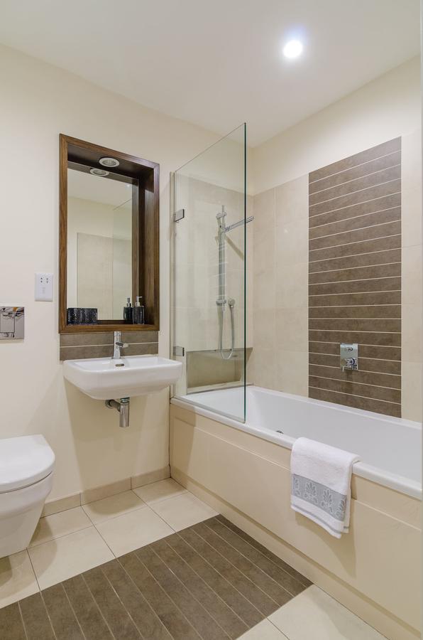 Custom House Square: Cathedral Quarter Apartment *