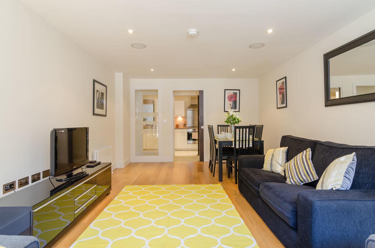 Custom House Square: Cathedral Quarter Apartment