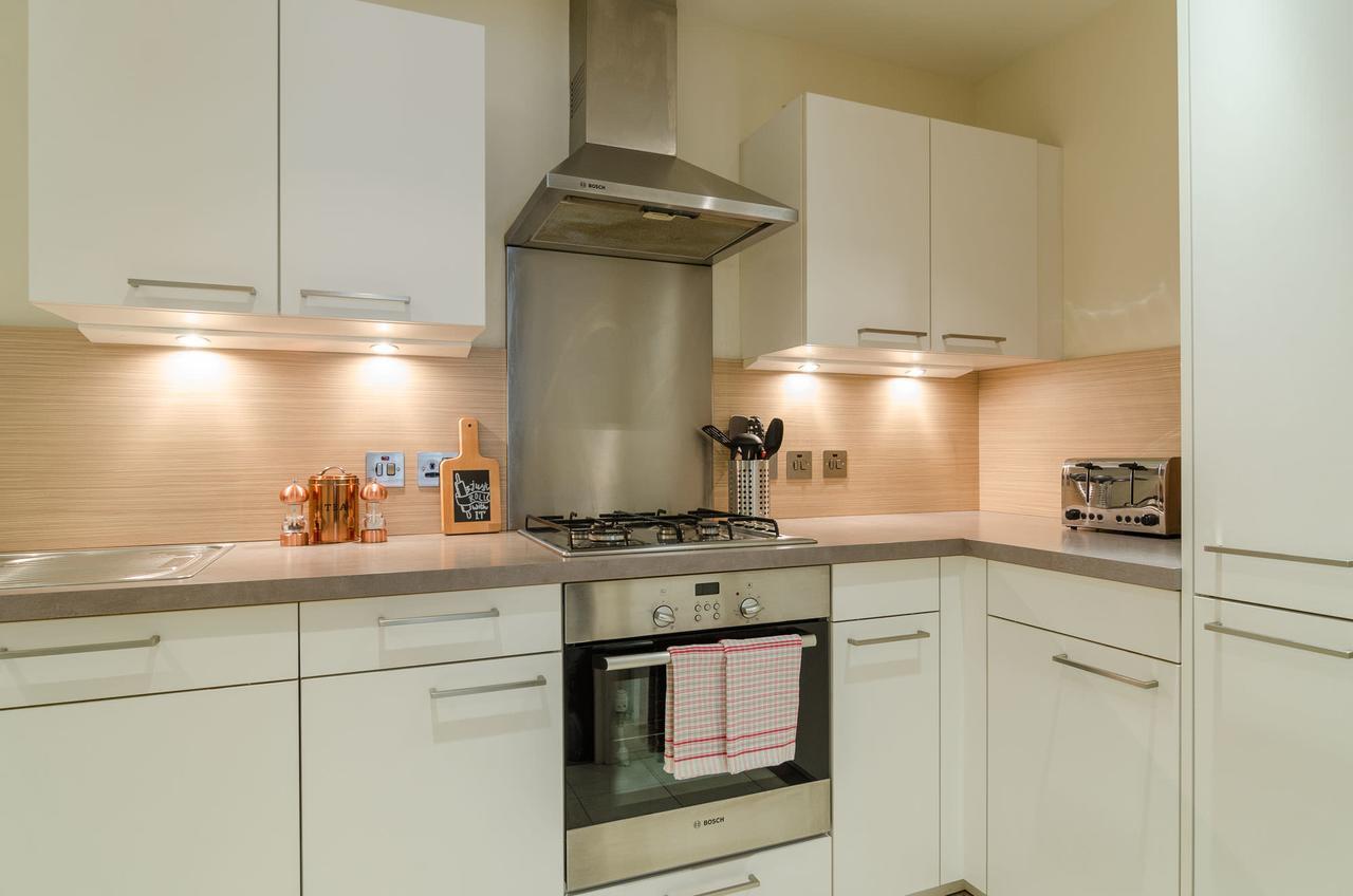 Custom House Square: Cathedral Quarter Apartment *