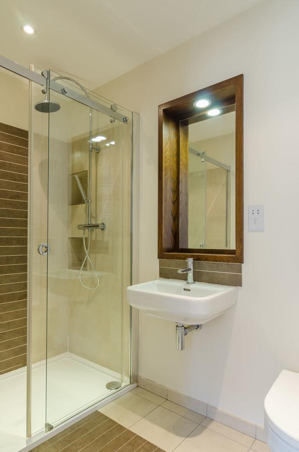 Custom House Square: Cathedral Quarter Apartment