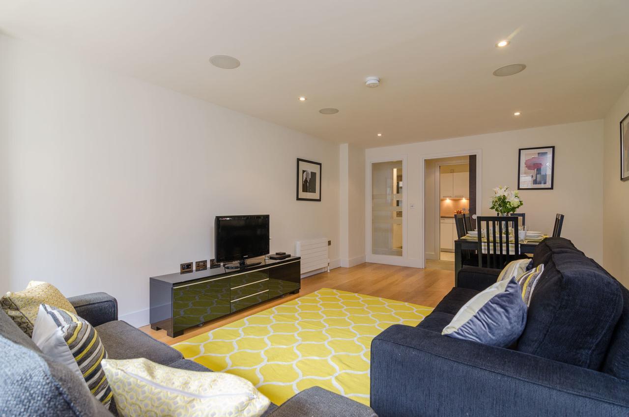 Custom House Square: Cathedral Quarter Apartment *