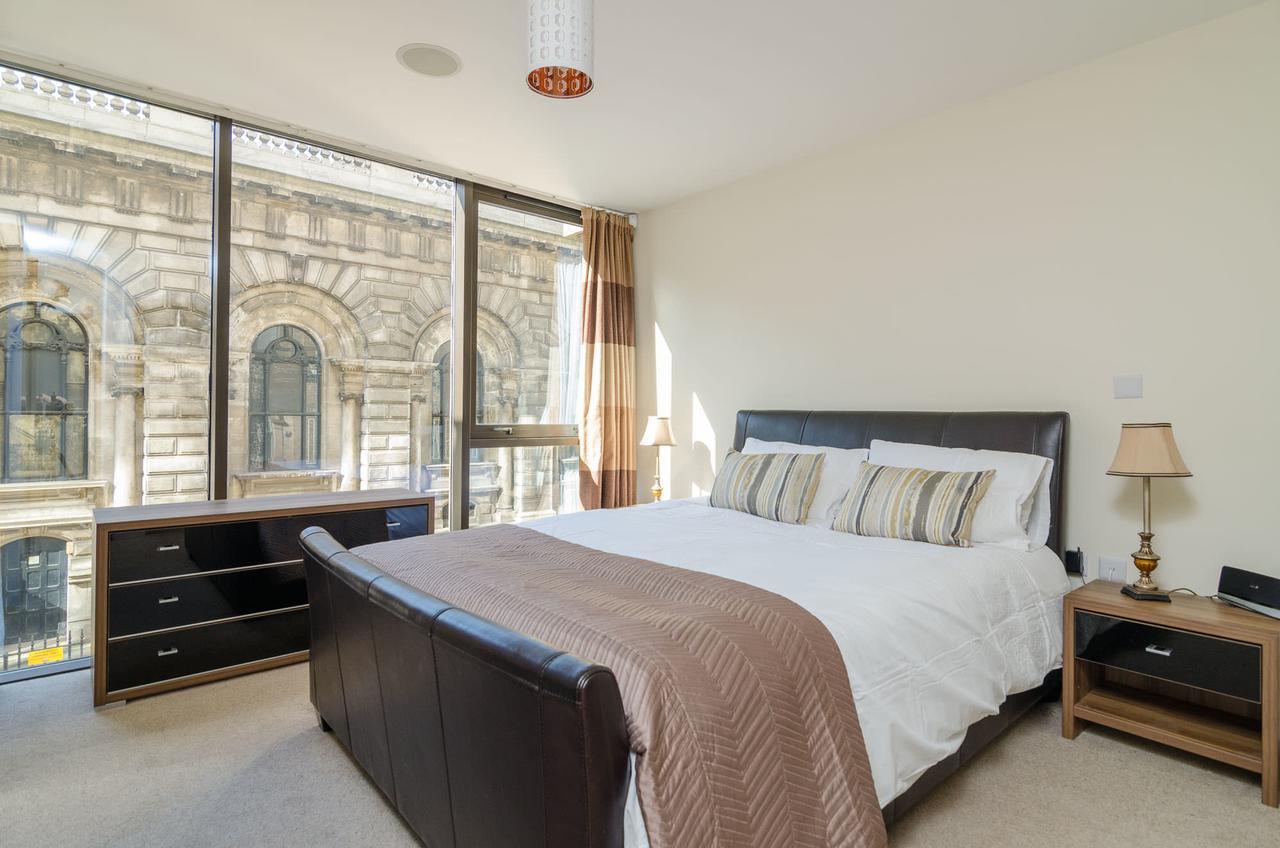 Custom House Square: Cathedral Quarter Apartment